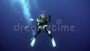 潜水员电影相机操作员使视频<strong>不褪色</strong>。